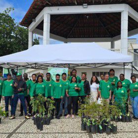 Troca de garrafas por mudas mobiliza moradores de Caetité e Licínio de Almeida no Dia do Meio Ambiente