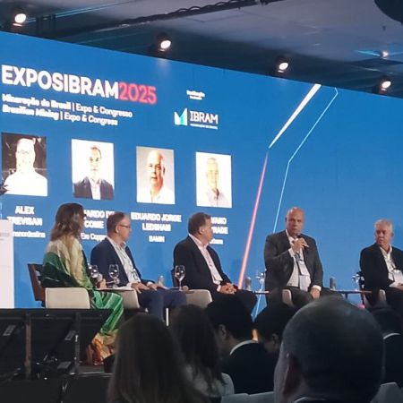 Eduardo Ledsham participa de talk show durante abertura da EXPOSIBRAM 2025
