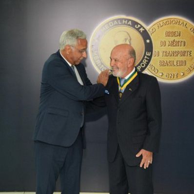 CEO de Ferrovias da BAMIN, Sérgio Leite, recebe a Medalha JK por contribuição ao setor de transporte