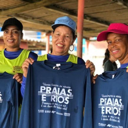 Com apoio da BAMIN, Grupo Beneficente dos pescadores de Mamoan realiza mutirão de limpeza de praias