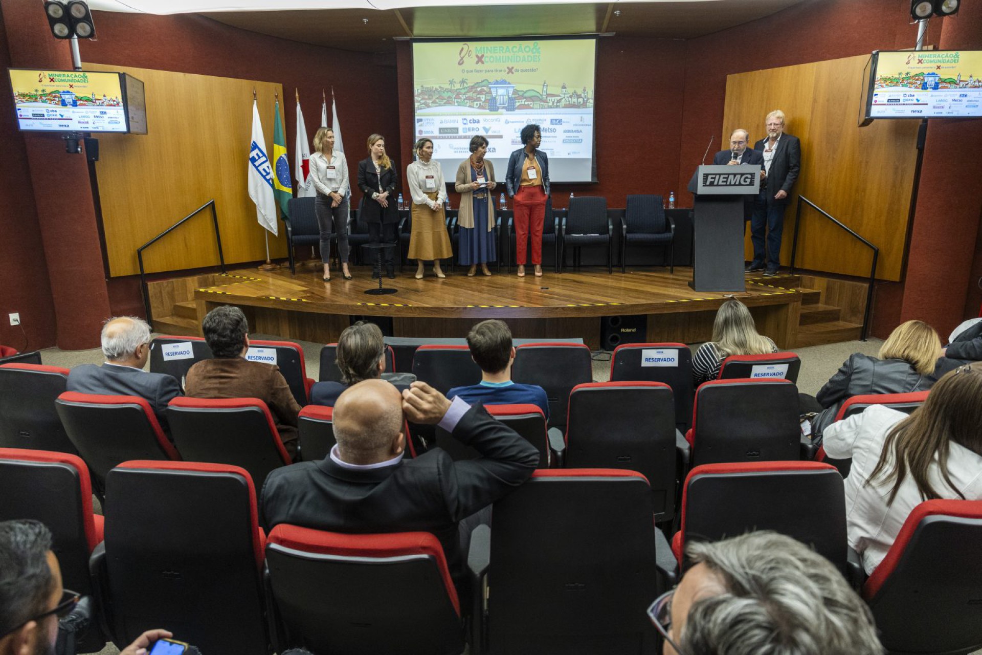 Relação entre mineradoras e comunidade é discutida em seminário