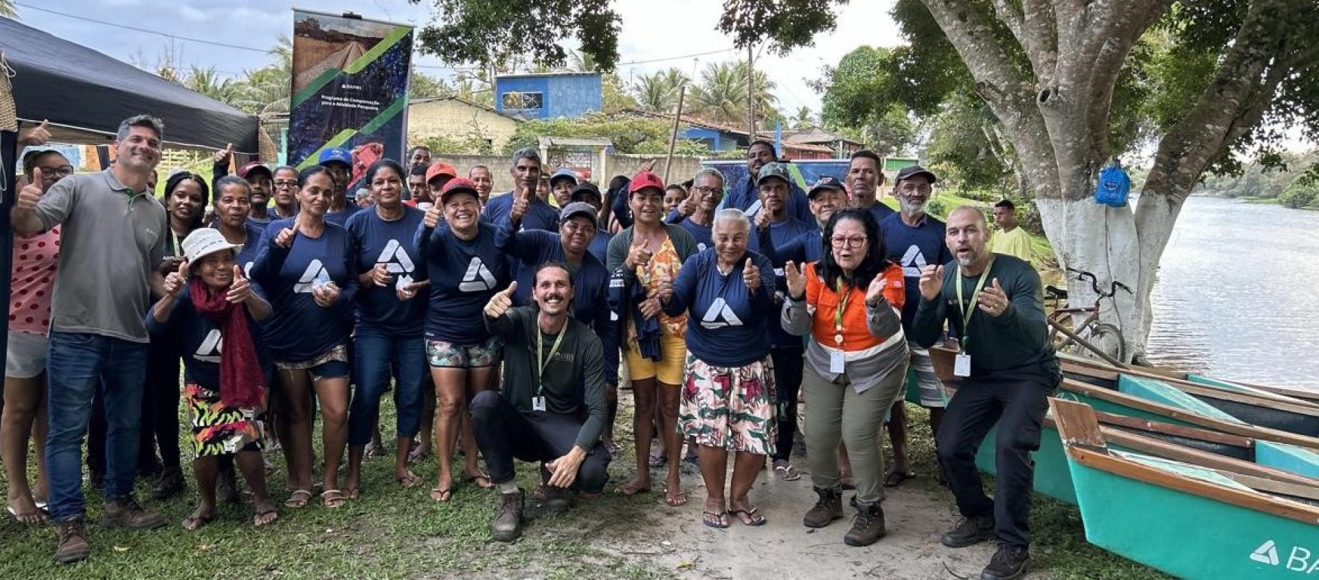 BAMIN entrega canoas sustentáveis a famílias de pescadores de Sambaituba, em Ilhéus