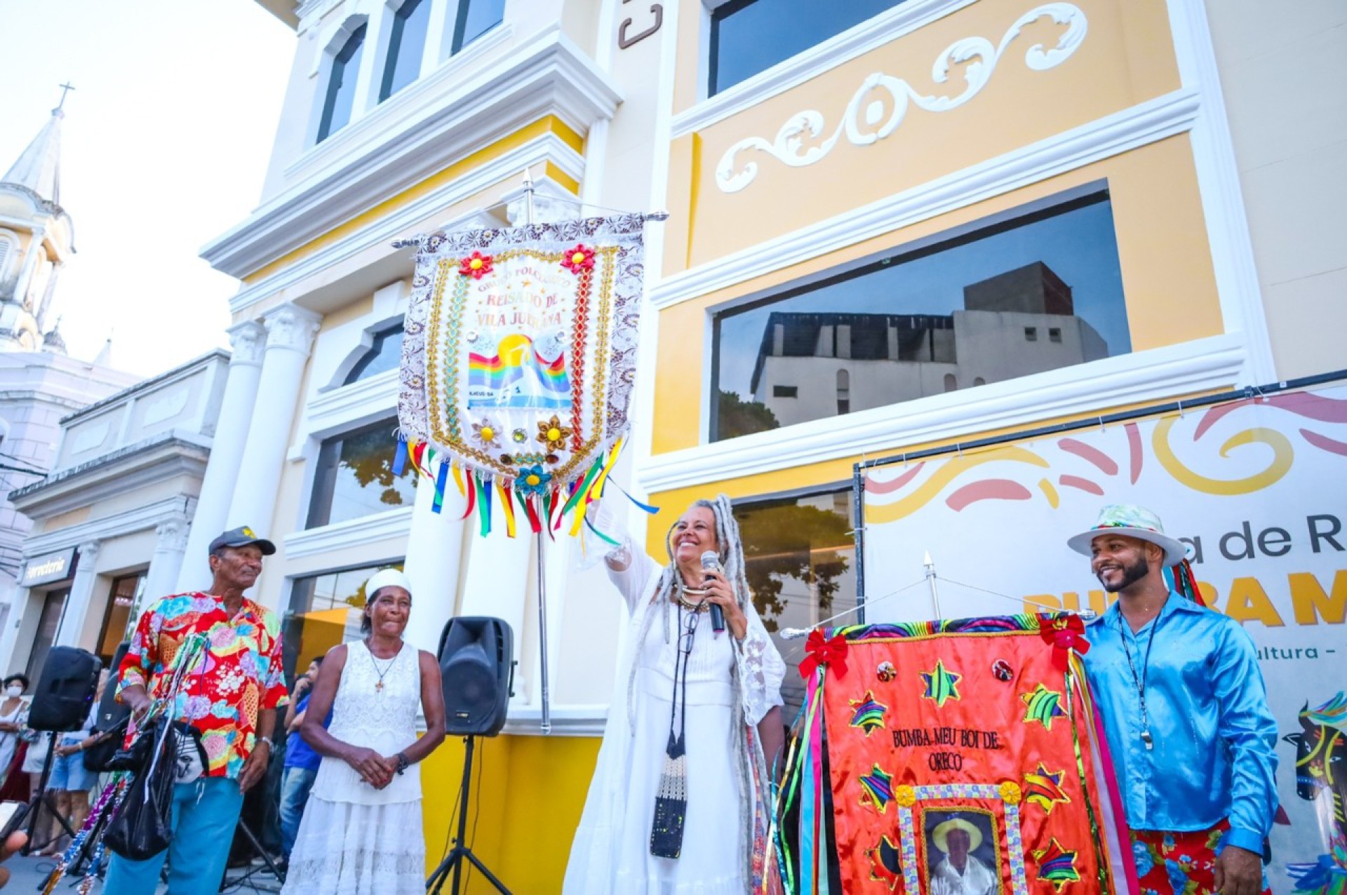 Bumba Meu Boi do Seu Oreco e Grupo Reisado de Vila Juerana se encontram em Dia de Reis após 30 anos
