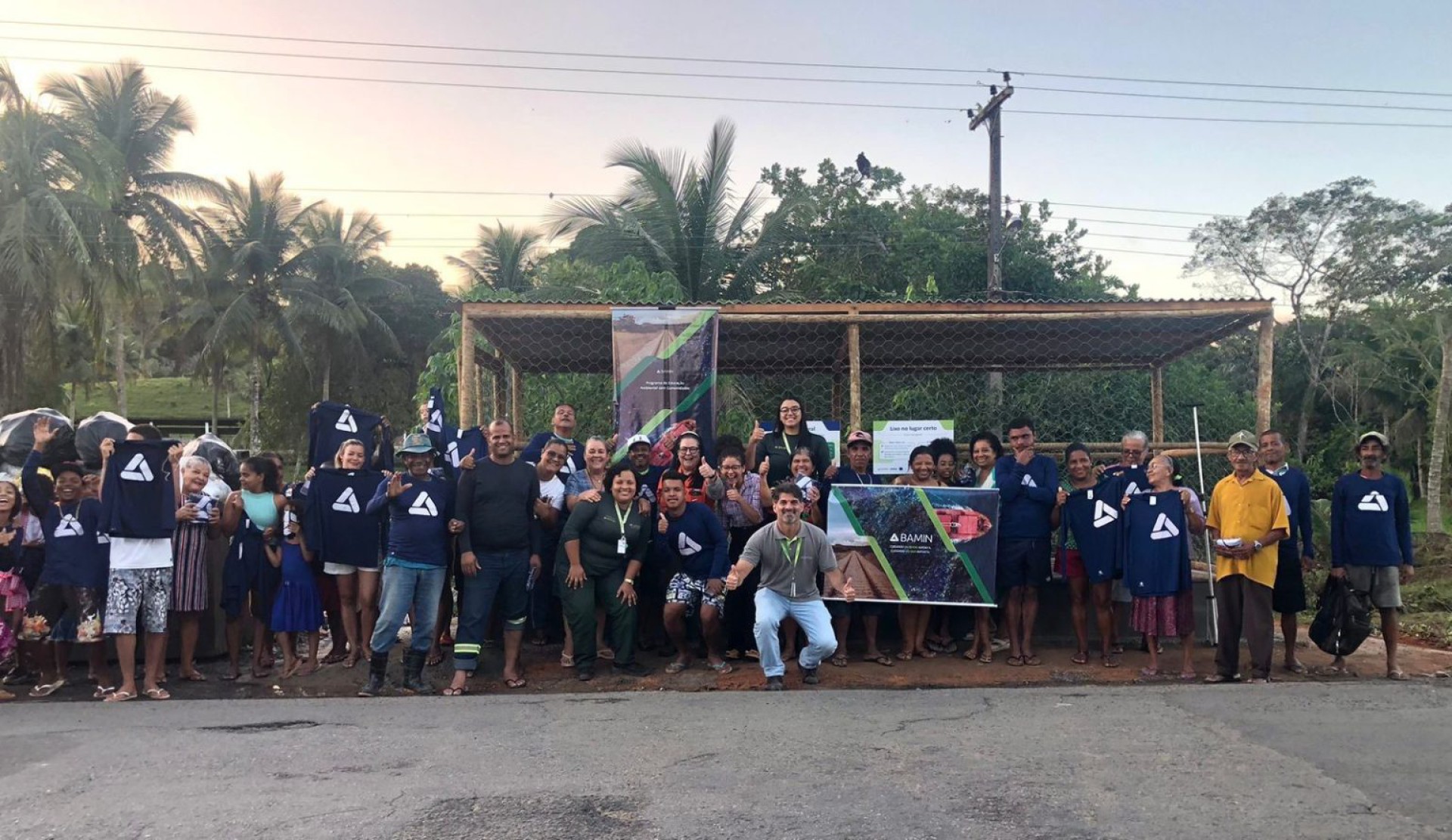 BAMIN entrega lixeira rural no Povoado de São José, entre Uruçuca e Ilhéus