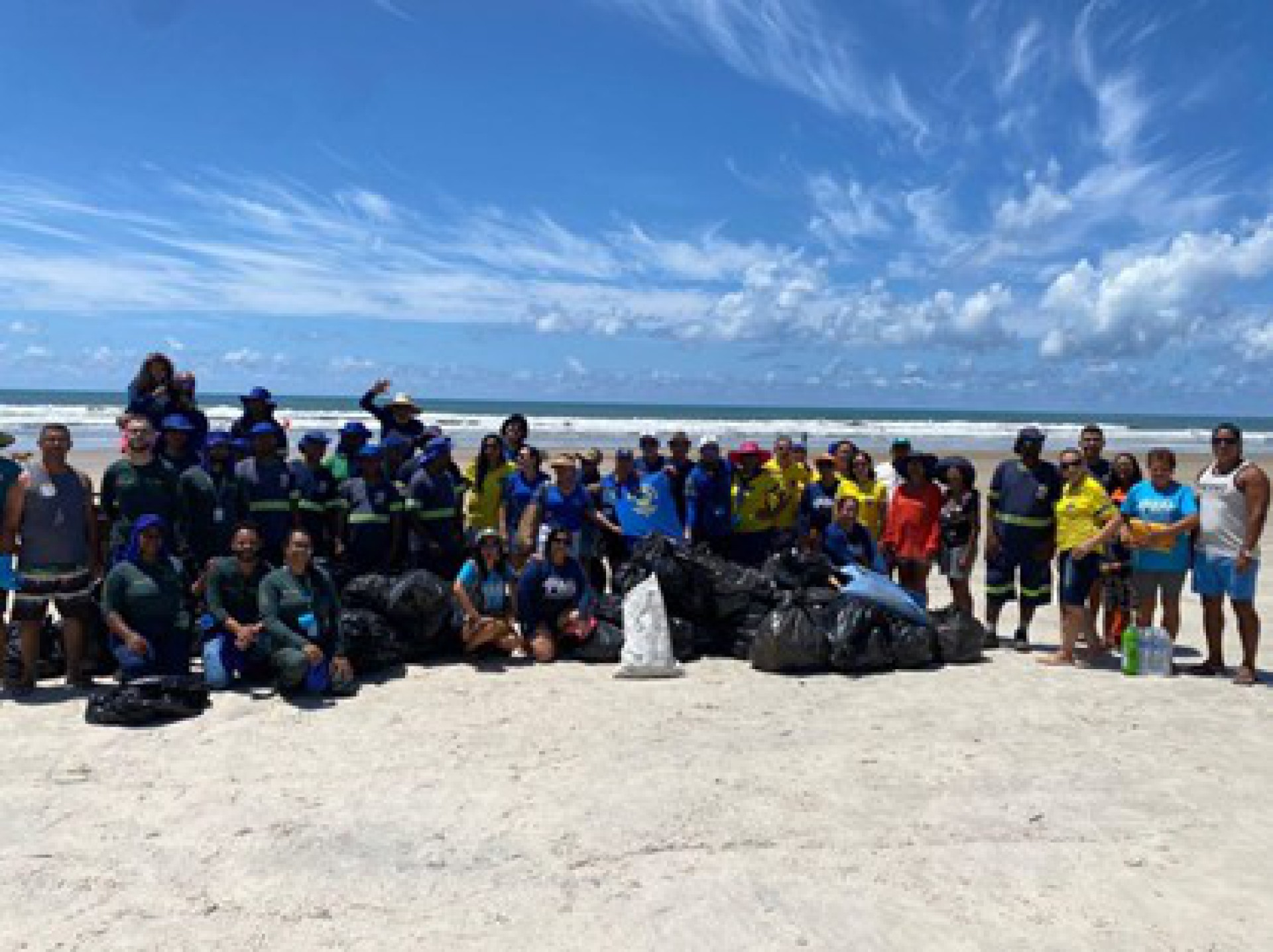 Dia Mundial de Limpeza de Praias: Ação patrocinada pela BAMIN já recolheu mais de 3 toneladas de resíduos em praias de Ilhéus