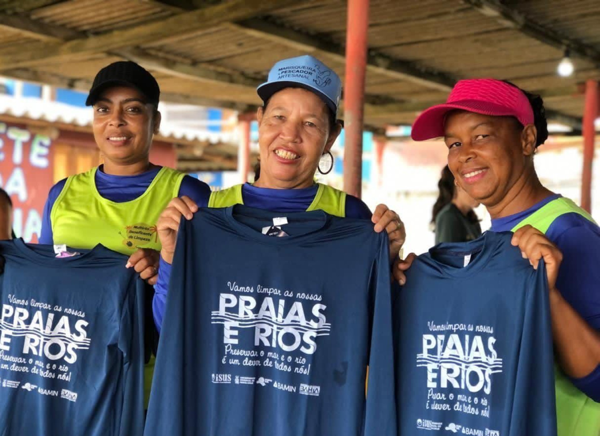 Com apoio da BAMIN, Grupo Beneficente dos pescadores de Mamoan realiza mutirão de limpeza de praias