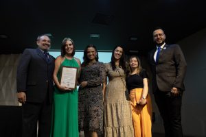 Gerente de Comunicação Corporativa da BAMIN é homenageada como Profissional de RP do Ano de 2025, na PUC Minas